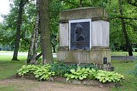 Reliéfní portrét Boženy Němcové z díla Josefa Jiříkovského v roce 1950 nahradil původní desku a s ní i význam pomníku.