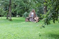 Pomník Clary Nonnerové – z vděčnosti město věnovalo štědré dárkyni pomník.