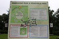 Hrací plocha je zakreslena v turistických mapách jako drobný bod zájmu v lázeňském parku ve Františkových Lázních, kde je volně přístupná.