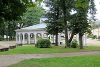 Voda vyvěrá z hloubky přibližně 22,4 metru, má teplotu okolo 11 °C a vydatnost přibližně 60 litrů za minutu.