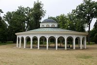 Lázeňští hosté sem chodí ochutnávat minerální vodu, turisté zase obdivovat architekturu a fotografovat.