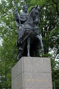 Františkolázeňská bronzová socha byla odlita mistrem Pavlem Horákem ve spolupráci se sochařem Olbramem Zoubkem.