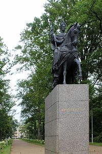 Jezdecká socha Františka I. stojí na místě, kde dříve stával jiný pomník Františka I. (Ludwig von Schwanthaler), který byl po roce 1989 umístěn na Isabelinu promenádu.