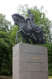 Jezdecká socha František I. stojí od 7. června 2002 v Městských sadech.