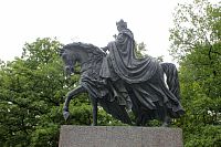 Jezdecká socha ve Františkových Lázních je odlitkem originálu díla Josefa Maxe (1804-1855). Ten stával jako součást Krannerovy kašny v Praze.