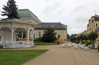 Lázeňský život se tak i dnes odehrává nejen u pramenů, ale také při hudbě, promenádách a společenském setkávání.