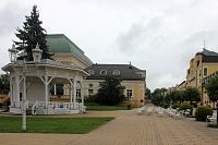 Dřevěný osmiboký hudební pavilon byl vystavěn roku 1882 podle návrhu architekta Gustava Wiedermanna.