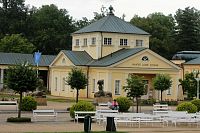 Budova plynových lázní ukrývá pramen Marie – zdroj čistého oxidu uhličitého, který se využívá při tzv. suchých plynových koupelích.