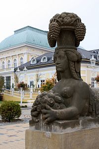 Sfingy patří už od roku 1912 k drobným, ale výrazným architektonickým detailům lázeňského centra Františkovy Lázně.