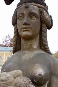 Sochy jsou umístěny symetricky před kolonádou na nízkých podstavcích a vytvářejí jakýsi symbolický vstup do prostoru lázeňské promenády.