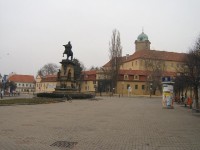 Poděbrady - Jiřího náměstí - zámek a pomník krále Jiřího