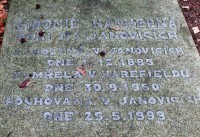Vrchotovy Janovice - náhrobní kámen Sidonie Nádherné
