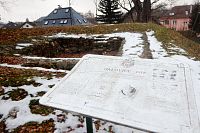 Roku 1958 bylo tvrziště s pozůstatky gotické tvrze v Dalovicích zapsáno na státní seznam kulturních památek České republiky. V šedesátých letech 20. století však byla lokalita zavezena sutí.