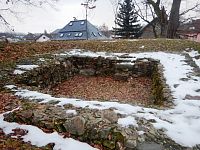 Roku 1958 bylo tvrziště s pozůstatky gotické tvrze v Dalovicích zapsáno na státní seznam kulturních památek České republiky. V šedesátých letech 20. století však byla lokalita zavezena sutí.