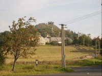 Panorama: pohled na hrad a obec ze západu - od silnice E 48