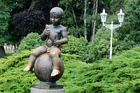 Socha Františka, na které je vidět, že se pacientky místo palce levé nohy dotýkají i jiného údu, který je spojený s otěhotněním.