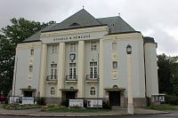 Projekt vypracoval profesor Artur Payr (někdy uváděn též jako Payer), architekt spojený s pražským akademickým prostředím. Dostavba byla dokončena v roce 1928.