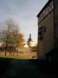 Kostel od zámku