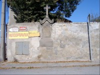 Ulice M.Jungmanové: kříž ve zdi - ulice M.Jungmanové