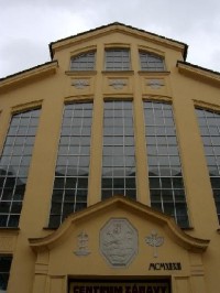Boční průčelí: Funkční, přísně účelová stavba s trojlodní hlavní halou. Postavena v letech 1912 - 13, architekt F. Drobny.