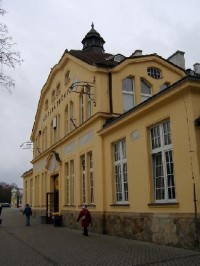 Hlavní vchod: Funkční, přísně účelová stavba s trojlodní hlavní halou. Postavena v letech 1912 - 13, architekt F. Drobny.