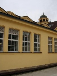 Tržnice: Funkční, přísně účelová stavba s trojlodní hlavní halou. Postavena v letech 1912 - 13, architekt F. Drobny.