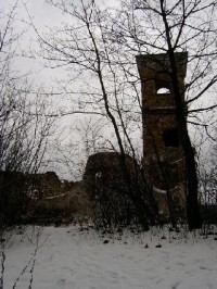 Ruina kostela v zimě: Nejstarší dochovaný objekt města Karlovy Vary. Vznikl patrně ve 2. pol. 13. stol. v rámci kolonizace.