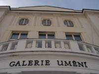 Galerie - K.Vary 4: Postavena původně jako vzorkovna zboží Chebské živnostenské a obchodní komory. Od roku 1953 je zde výhradně galerie umění. Dvě křídla se zajímavým středním členěním.
Postavena roku 1912, Architekt Seitz
