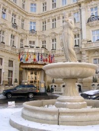 Pupp 14: V roce 1701 ze byl postaven tzv. Saský sál, v roce 1728 k němu byl přistavěn Český sál, který se stal nejoblíbenějším společenským centrem šlechty v Karlových Varech. V roce 1775 se do Karlových Varů přiženil cukrář Johann Georg Pupp, roku 1