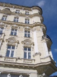 Pupp 10: V roce 1701 ze byl postaven tzv. Saský sál, v roce 1728 k němu byl přistavěn Český sál, který se stal nejoblíbenějším společenským centrem šlechty v Karlových Varech. V roce 1775 se do Karlových Varů přiženil cukrář Johann Georg Pupp, roku 1