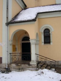 Boční vchod: Kostel Povýšení sv.kříže v Karlových Varech ? Rybářích.
