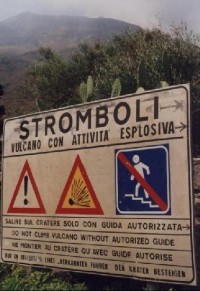 Stromboli 7: Ostrov Stromboli, tvořený pravidelným kuželem stejnojmenné sopky, je bezesporu nejaktivnější sopkou v Evropě, a řadí se i mezi světovou sopečnou elitu. Je to jedna z mála sopek, jejíž erupce probíhají pravidelně v intervalech 10 - 20 min