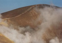Vulcano 9: Velký kráter - Gran Cratere
Samotný kráter, ležící na vrcholu sopky, má tvar mísovité prohlubně hluboké asi 80 m a až 500 m široké. Na jeho jižním okraji je velké fumarolové pole, neboli pás výronů sopečných plynů. Jejich teplota se pohyb