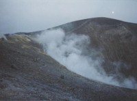 Vulcano 11: Velký kráter - Gran Cratere
Samotný kráter, ležící na vrcholu sopky, má tvar mísovité prohlubně hluboké asi 80 m a až 500 m široké. Na jeho jižním okraji je velké fumarolové pole, neboli pás výronů sopečných plynů. Jejich teplota se pohy