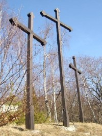 Tři kříže jaro 18: Tři velké dřevěné kříže byly postaveny kolem roku 1640 jako výraz vítězné rekatolizace města. 