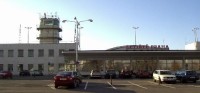 Letiště Ruzyně 3: Letiště Praha - Ruzyně je veřejné civilní letiště pro vnitrostátní i mezinárodní letecký provoz, pro pravidelnou i nepravidelnou dopravu. Na letišti je zajištěno odbavení celní, pasové a zdravotní.
Původní civilní letiště v Praze b