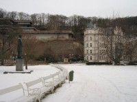 Dvořákovy sady 6: Relaxační lázeňské sady s dominantou pomníku Antonína Dvořáka (1974; Kuneš). Pomník připomíná prozatím zjištěných sedm návštěv Karlových Varů. Zajížděl sem nikoliv jako lázeňský host, ale k setkání s berlínským nakladatelem F.Simroc