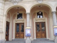 Divadlo KV 7: Výstavba budovy karlovarského divadla byla zahájena v říjnu 1884 a již v květnu 1886 se konalo velkolepé zahajovací představení. Interiérům dominuje a k největším skvostům divadla patří opona od Gustava Klimta. Slavnostní znovuotevření 