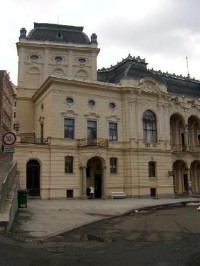 Divadlo KV 12: Výstavba budovy karlovarského divadla byla zahájena v říjnu 1884 a již v květnu 1886 se konalo velkolepé zahajovací představení. Interiérům dominuje a k největším skvostům divadla patří opona od Gustava Klimta. Slavnostní znovuotevření