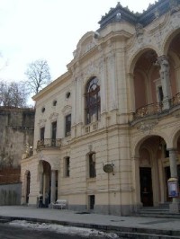 Divadlo KV 5: Výstavba budovy karlovarského divadla byla zahájena v říjnu 1884 a již v květnu 1886 se konalo velkolepé zahajovací představení. Interiérům dominuje a k největším skvostům divadla patří opona od Gustava Klimta. Slavnostní znovuotevření 