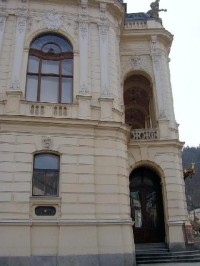 Divadlo KV 6: Výstavba budovy karlovarského divadla byla zahájena v říjnu 1884 a již v květnu 1886 se konalo velkolepé zahajovací představení. Interiérům dominuje a k největším skvostům divadla patří opona od Gustava Klimta. Slavnostní znovuotevření 