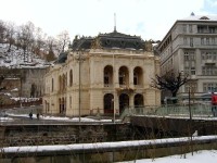 Divadlo KV 2: Výstavba budovy karlovarského divadla byla zahájena v říjnu 1884 a již v květnu 1886 se konalo velkolepé zahajovací představení. Interiérům dominuje a k největším skvostům divadla patří opona od Gustava Klimta. Slavnostní znovuotevření 