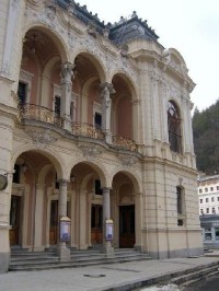 Divadlo KV 9: Výstavba budovy karlovarského divadla byla zahájena v říjnu 1884 a již v květnu 1886 se konalo velkolepé zahajovací představení. Interiérům dominuje a k největším skvostům divadla patří opona od Gustava Klimta. Slavnostní znovuotevření 