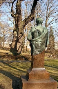 Dub 19: Podle oslavné básně na dalovické duby, kterou v roce 1810 napsal Theodor Körner, německý romantický básník. Jeho socha, dílo sochaře Ludvíka Tischlera, byla naproti dubu odhalena v r. 1914. Stáří dubu lze odhadovat na 900-1000 let.