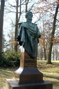 Dub 14: Podle oslavné básně na dalovické duby, kterou v roce 1810 napsal Theodor Körner, německý romantický básník. Jeho socha, dílo sochaře Ludvíka Tischlera, byla naproti dubu odhalena v r. 1914. Stáří dubu lze odhadovat na 900-1000 let.