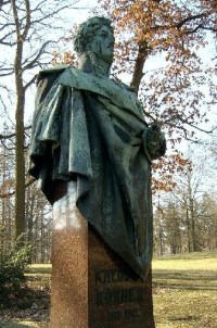 Dub 15: Podle oslavné básně na dalovické duby, kterou v roce 1810 napsal Theodor Körner, německý romantický básník. Jeho socha, dílo sochaře Ludvíka Tischlera, byla naproti dubu odhalena v r. 1914. Stáří dubu lze odhadovat na 900-1000 let.