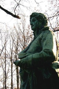 Dub 22: Podle oslavné básně na dalovické duby, kterou v roce 1810 napsal Theodor Körner, německý romantický básník. Jeho socha, dílo sochaře Ludvíka Tischlera, byla naproti dubu odhalena v r. 1914. Stáří dubu lze odhadovat na 900-1000 let.