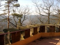 Karel 22: Stavba v neogotickém slohu pochází z roku 1877. Poskytuje výhled z teras ve dvou patrech. Průhledem nad lázeňskou čtvrtí je vidět na Krušné hory, v jižním výhledu je část Slavkovského lesa s osou údolí Teplé. 