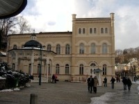 Lázně III 23: Původně společenský lázeňský dům postaven v letech 1863-86 (arch. Renner, Labitzky, Hein), v romantickém slohu anglické zámecké neogotiky. V prvním patře je koncertní síň Antonína Dvořáka. 