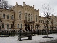 Lázně III 1: Původně společenský lázeňský dům postaven v letech 1863-86 (arch. Renner, Labitzky, Hein), v romantickém slohu anglické zámecké neogotiky. V prvním patře je koncertní síň Antonína Dvořáka. Kulturní památka.